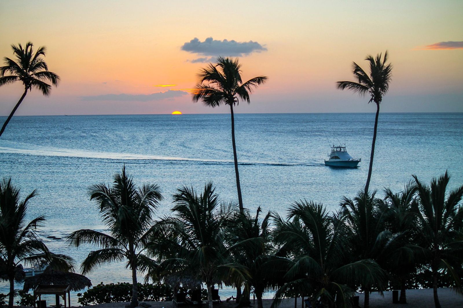Atardecer en la playa del pueblo de Bayahíbe