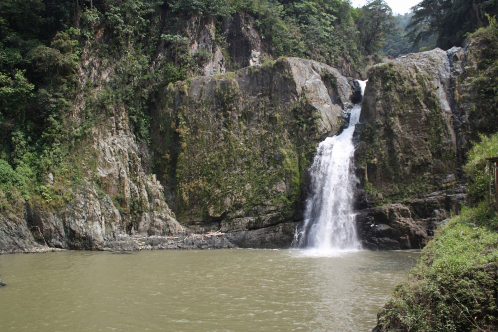 Salto Jimenoa, cascada de Jarabacoa entre montañas verdes